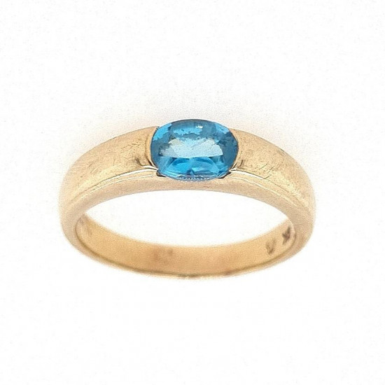 Pre Owned 9ct Blue Topaz Ring ZK900 Pre Owned 9ct Blue Topaz Ring ZK900