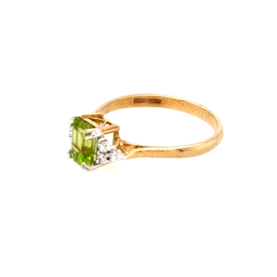 Pre Owned 9ct Peridot and CZ Ring ZL651 Pre Owned 9ct Peridot and CZ Ring ZL651