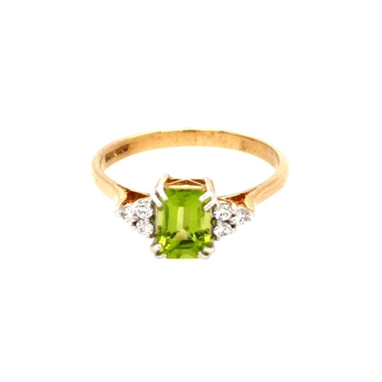 Pre Owned 9ct Peridot and CZ Ring ZL651 Pre Owned 9ct Peridot and CZ Ring ZL651
