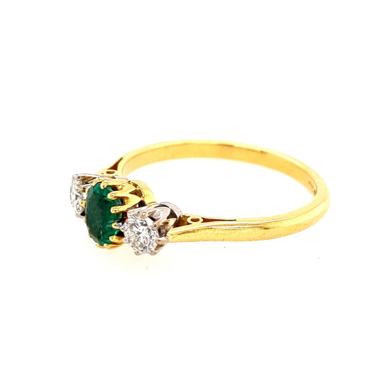 Pre Owned 18ct Diamond and Emerald Ring ZM951 Pre Owned 18ct Diamond and Emerald Ring ZM951